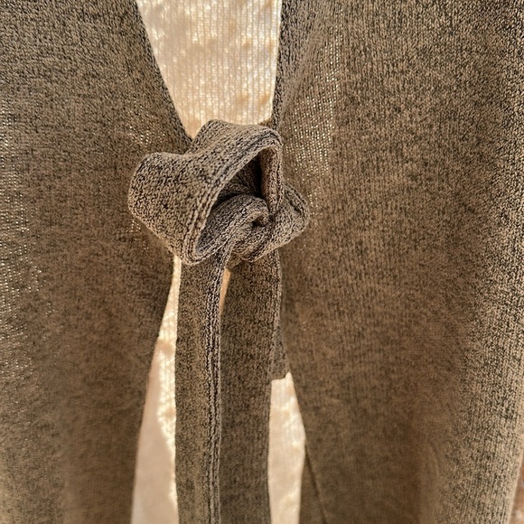 NWOT POL Elegant Two-Tone Tie-Front Sweater or back top - Picture 4 of 8